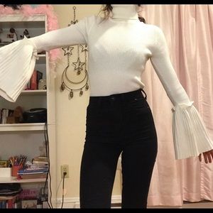 Romeo & Juliet Couture Whte Bell Sleeve Turtleneck